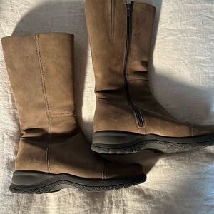 Brown Le Canadienne” leather zip-up boots.  Fleece lined.